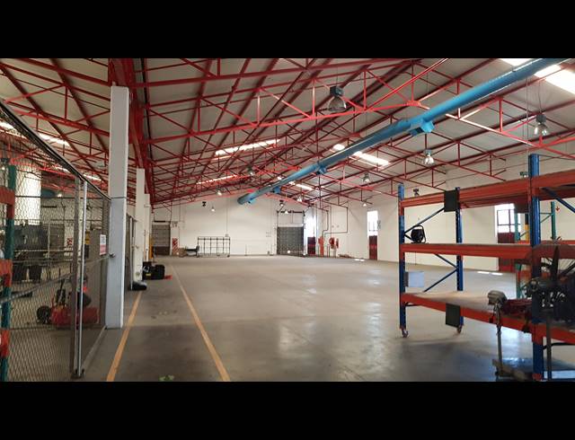 2,476M² FACTORY TO LET IN TRIANGLE FARM